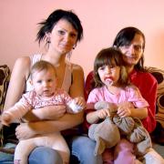 Die gerade mal 17 Jahren ist Saskia schon zweifache Mama - ohne ihre eigene Mütter würde sie die Belastung jedoch kaum aushalten.