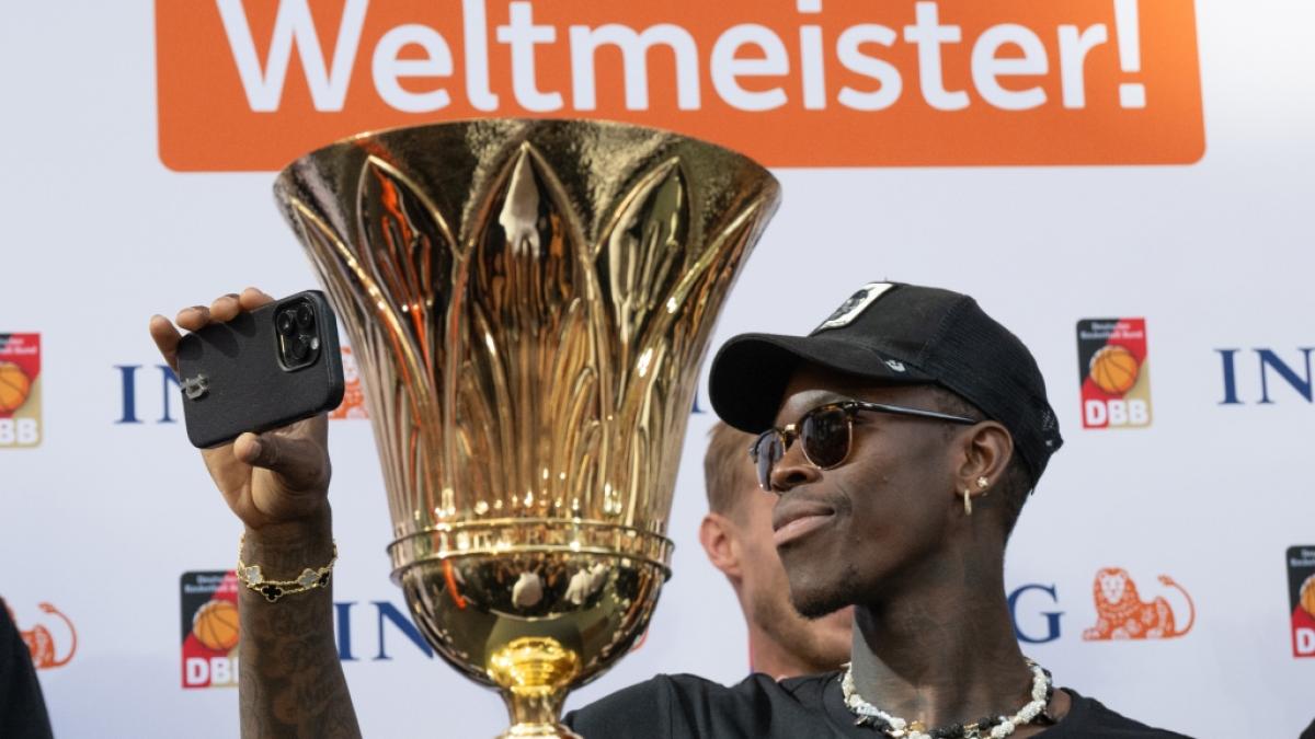 Dennis Schr&ouml;der, Kapit&auml;n der Basketball-Nationalmannschaft, w&uuml;rde in Paris gerne die Deutschlandflagge tragen (Foto)