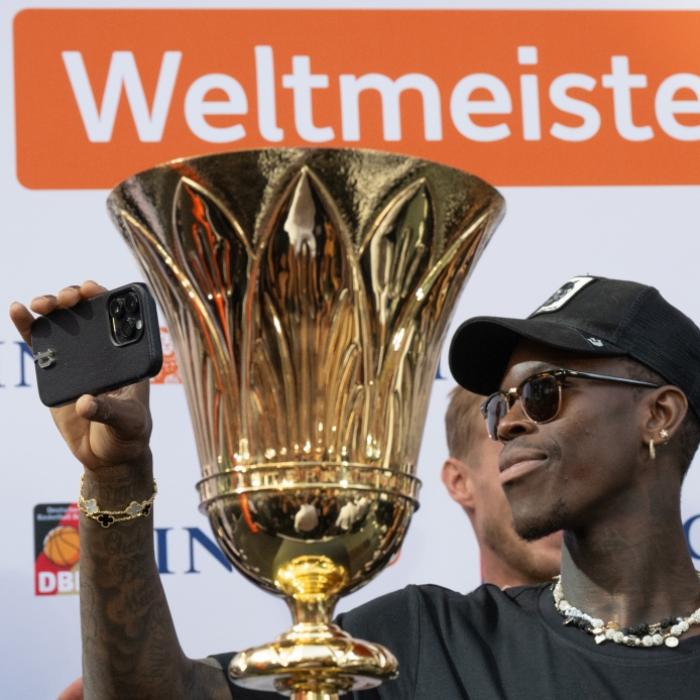 Basketball-Weltmeister Schröder: Gibt nichts Größeres, als Fahne zu tragen
