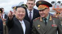 Nordkoreas Machthaber Kim Jong Un neben dem russischen Verteidigungsminister Sergej Schoigu bei der Inspektion russischer Kampfflugzeuge auf dem internationalen Flughafen von Wladiwostok.