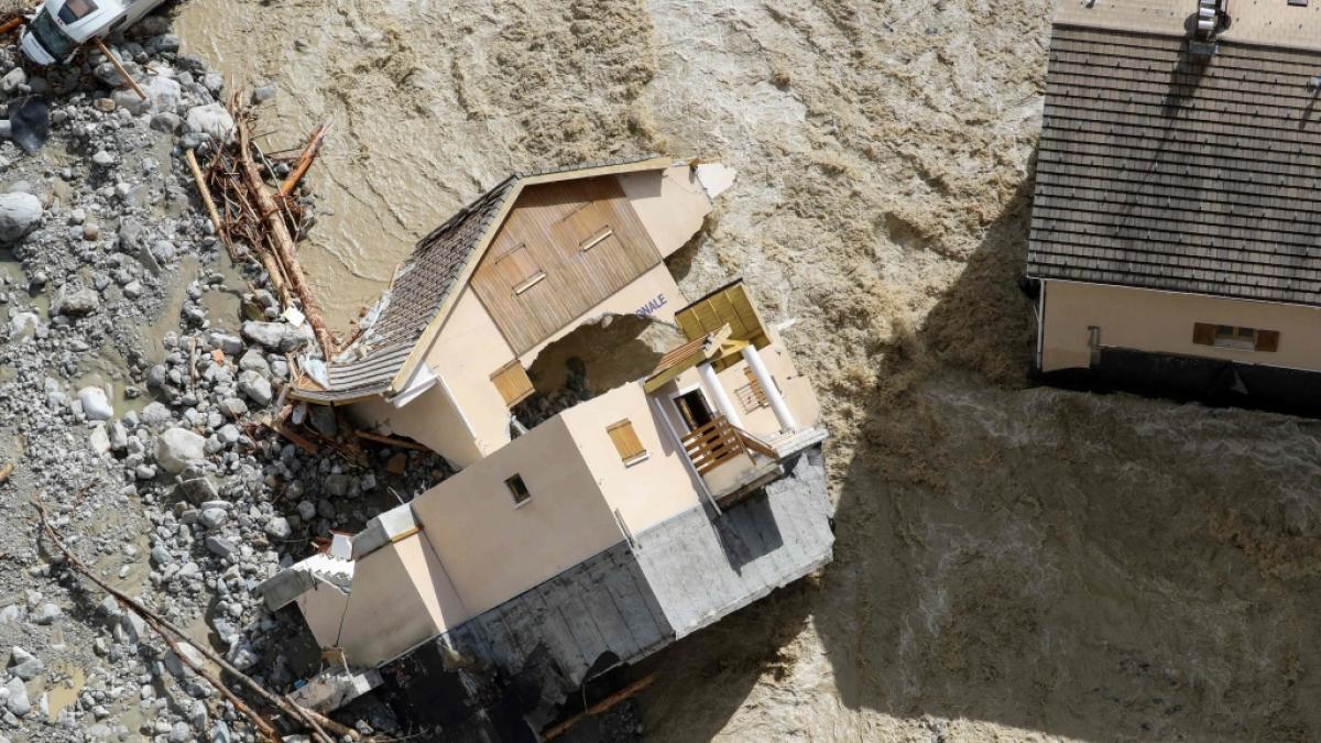 Frankreich, Saint-Martin-Vesubie: Ein Haus liegt zerst&ouml;rt. Nach Unwettern und &Uuml;berschwemmungen in der Region der s&uuml;dfranz&ouml;sischen Metropole Nizza werden nach Medienberichten mindestens neun Menschen vermisst. (Foto)