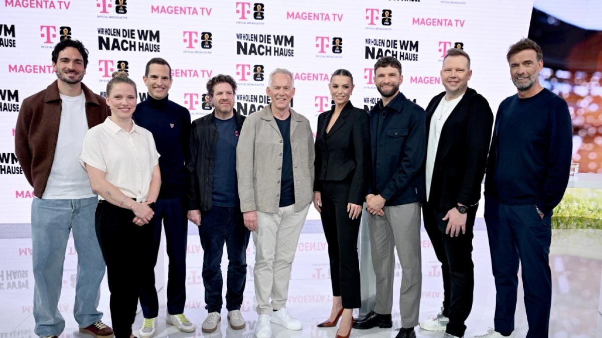 Das Moderatoren- und Expertenteam von MagentaTV f&uuml;r die Fu&szlig;ball-WM 2026. Der Pay-TV-Sender &uuml;bertr&auml;gt alle 104 Spiele live. (Foto)