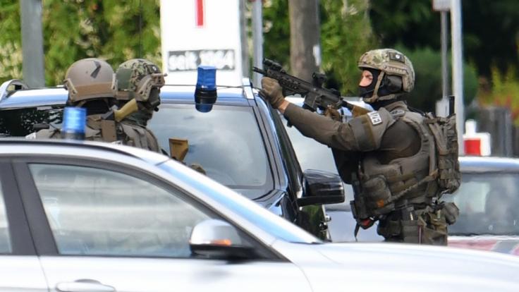 Ein Großaufgebot der Polizei hat ein Hotel im Münchner Vorort Aschheim nach einem bewaffneten Mann durchsucht. Die Beamten waren am Montagnachmittag von einem Mitarbeiter des Betriebs alarmiert worden.