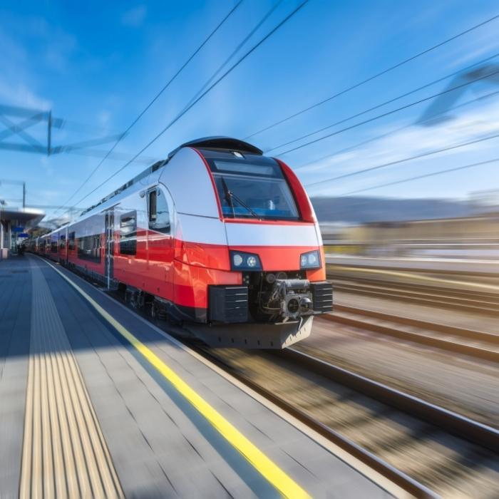 Reisender ohne Ticket bedroht Zugbegleiter im ICE mit Messer