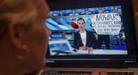 Marina Owsiannikowa protestiert mit einem Plakat im russischen Staatsfernsehen gegen den Ukraine-Krieg und wird festgenommen.