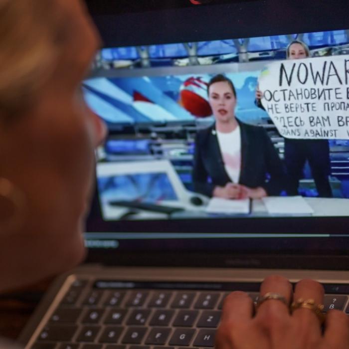 Kriegsgegnerin stürmt Staatsfernsehen - Gericht spricht Urteil