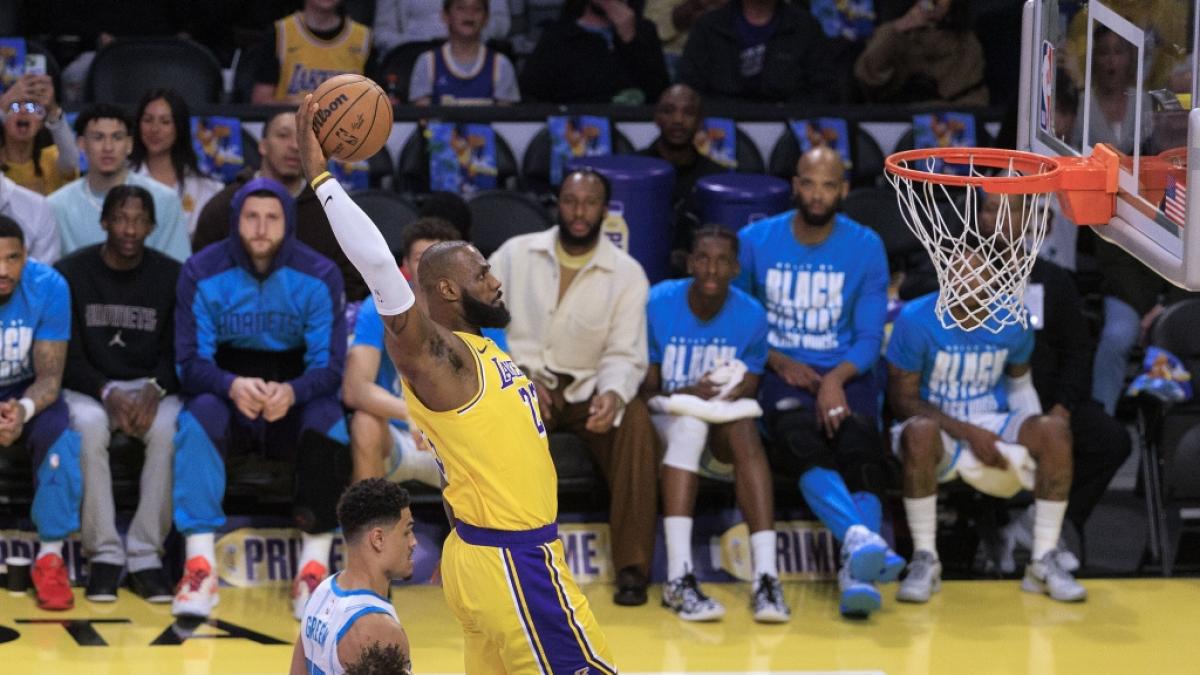 LeBron James von den Los Angeles Lakers wirft einen Korb, am 19.02.2025. (Symbolbild) (Foto)