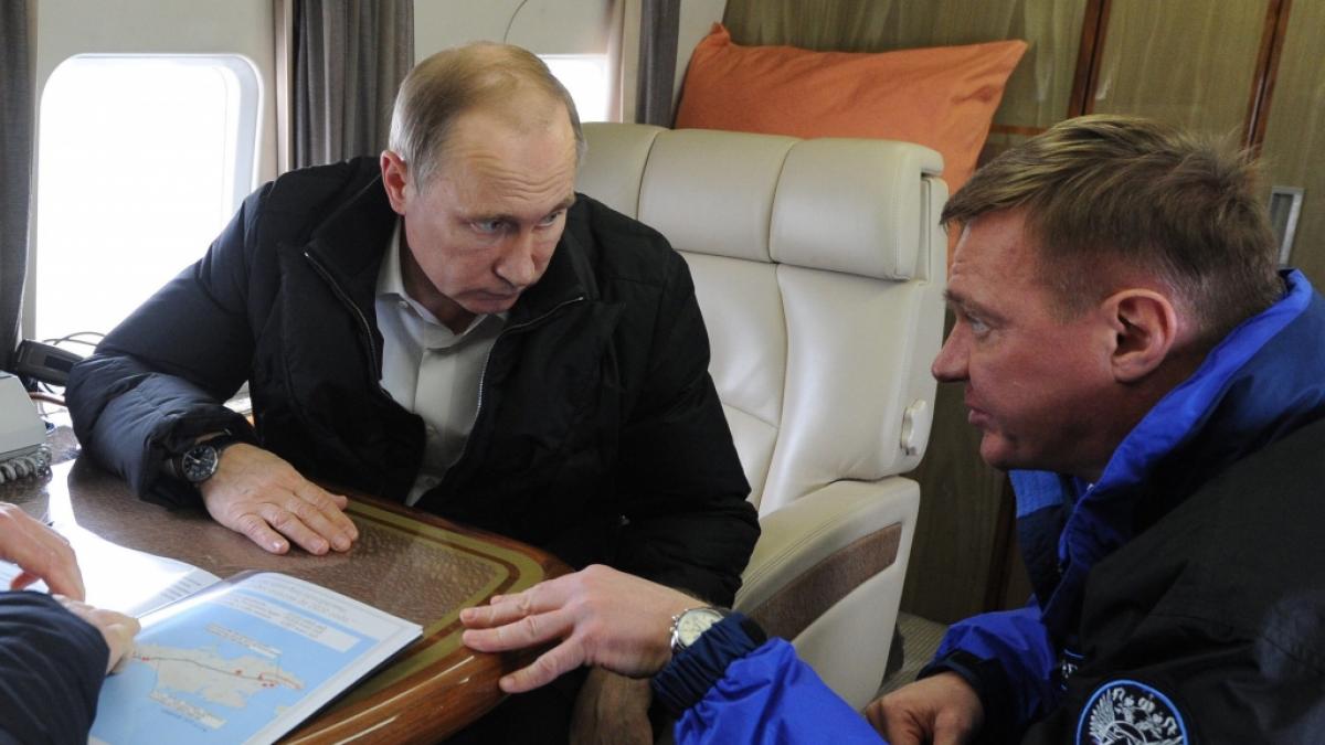 Wladimir Putin an der Seite von Roman Starovoit (rechts). (Foto)