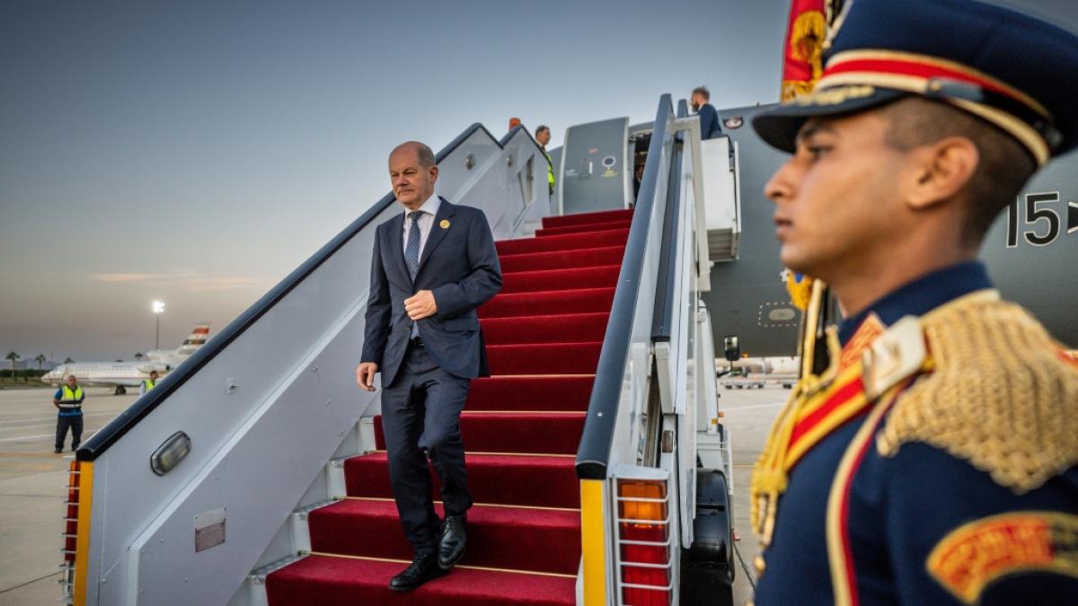 Kanzler Olaf Scholz bei der Ankunft in &Auml;gypten. (Foto)