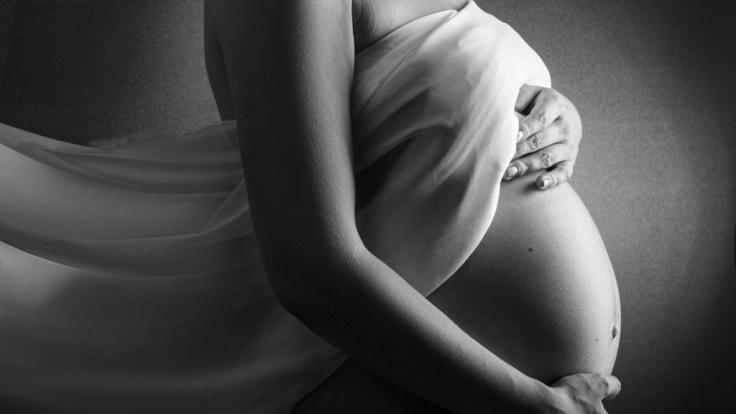 Vanessa Tamkan zeigt ihren nackten Babybauch auf neuem Instagram-Foto. (Symbolfoto)