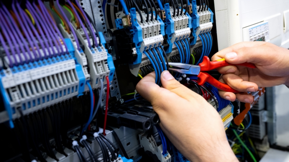 Stromschlag-Gefahr! Elektroinstallationen d&uuml;rfen nur vom Fachmann vorgenommen werden (Foto)