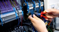 Stromschlag-Gefahr! Elektroinstallationen dürfen nur vom Fachmann vorgenommen werden