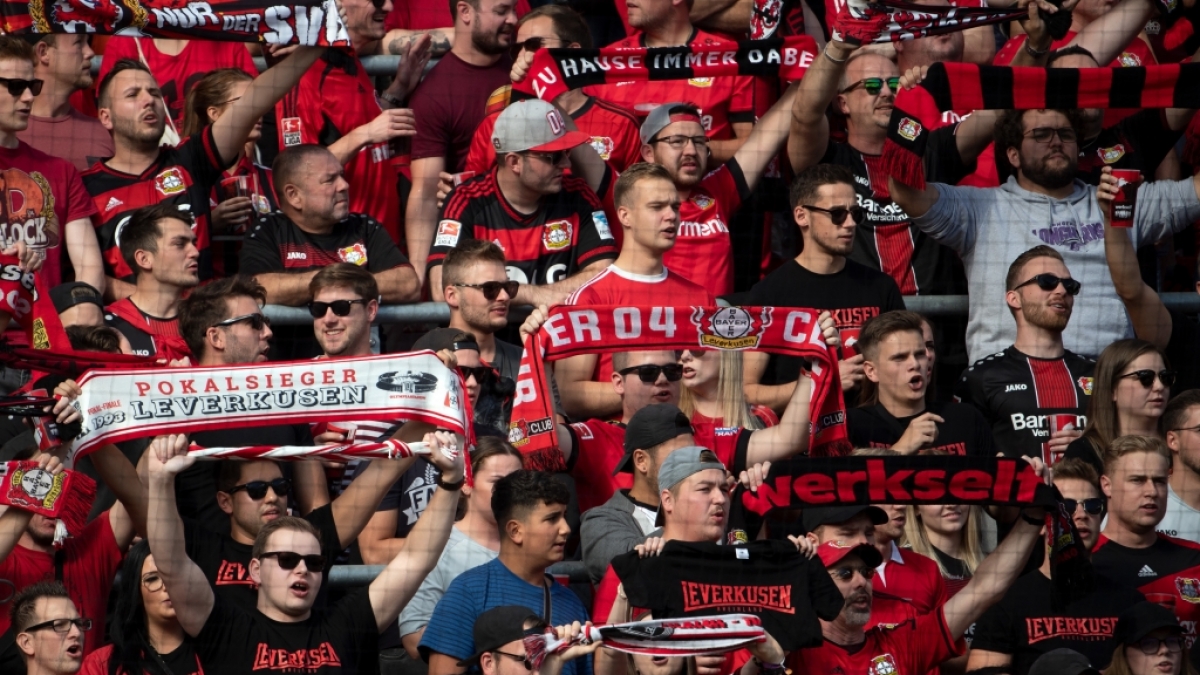 Unter ihren Schals feuern die Fans Bayer 04 Leverkusen an. (Symbolbild) (Foto)
