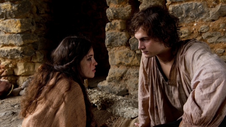 Richard (Samuel Schneider) hat sich in dieZigeunerin Saviya (Helen Woigk) verliebt.