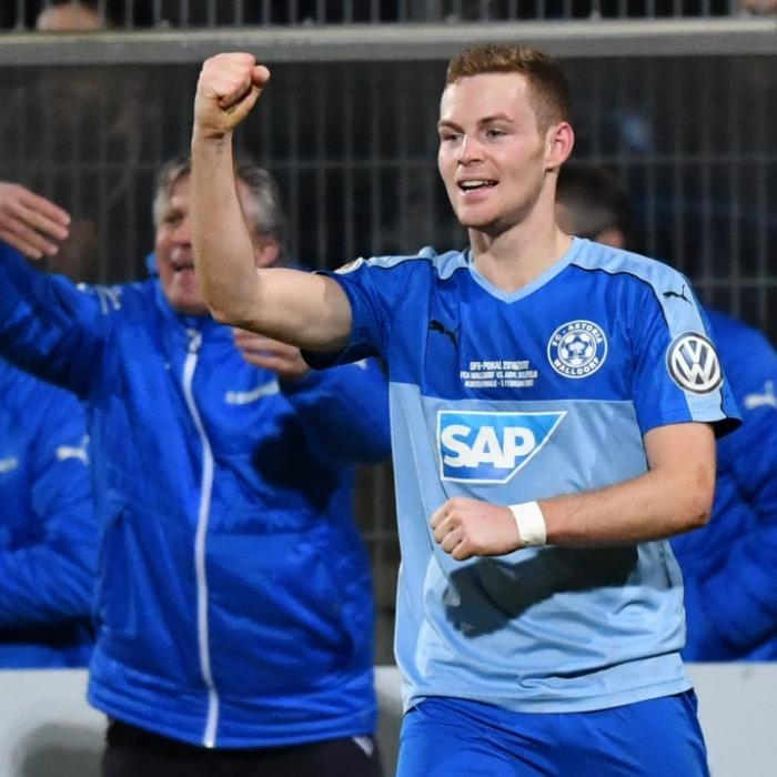 Marcel Carl vom FC-Astoria Walldorf jubelt über sein Tor.