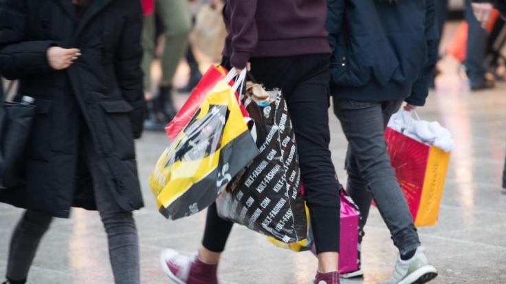 In verschiedenen Städten und Gemeinden können Sie auch am Wochenende shoppen. Wir verraten Ihnen, wo das der Fall ist.