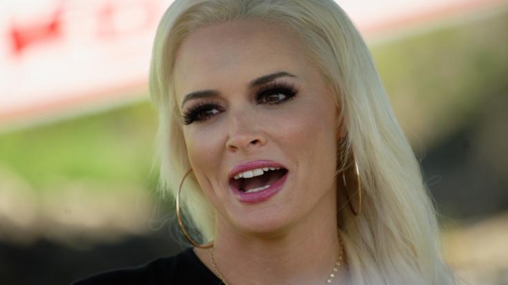 Daniela Katzenberger zeigt ihre Eistüten.