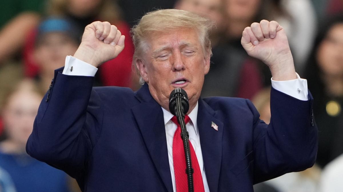 Donald Trump hat kein Problem damit, sich mit den immer gleichen Gags auf der B&uuml;hne zum Gesp&ouml;tt zu machen - auch wenn First Lady Melania Trump es nicht ausstehen kann. (Foto)