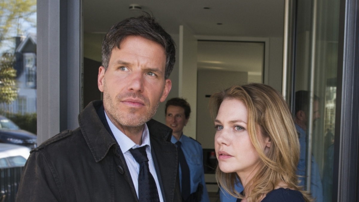 "B&ouml;ser Wolf": Die Kommissare Oliver von Bodenstein (Tim Bergmann) und Pia Kirchhoff (Felicitas Woll) machen sich Gedanken &uuml;ber ihren Fall "Nixe". (Foto)