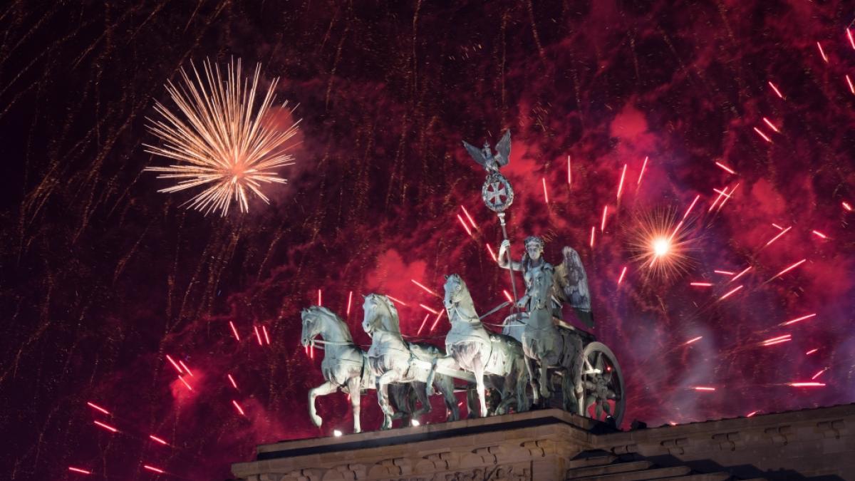 In Berlin wird zum Jahreswechsel traditionell ein farbenfrohes Silvesterfeuerwerk am Brandenburger Tor gez&uuml;ndet. (Foto)