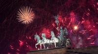 In Berlin wird zum Jahreswechsel traditionell ein farbenfrohes Silvesterfeuerwerk am Brandenburger Tor gezündet.