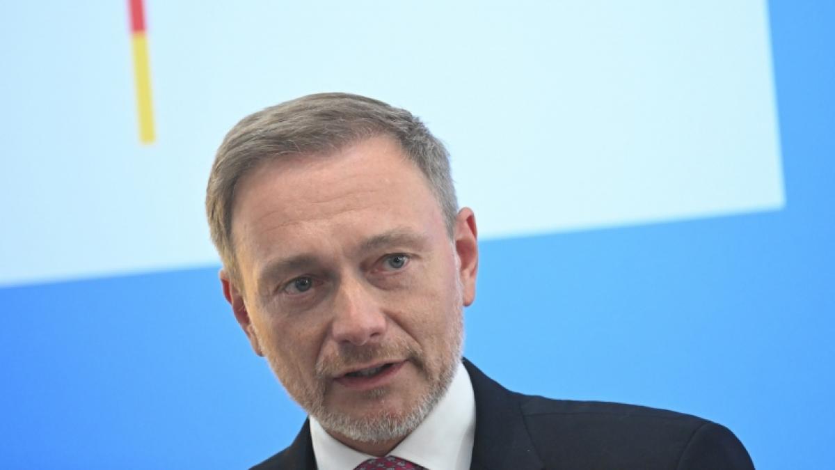 Christian Lindner (FDP), Bundesfinanzminister, spricht beim B&uuml;rgerdialog. (Foto)