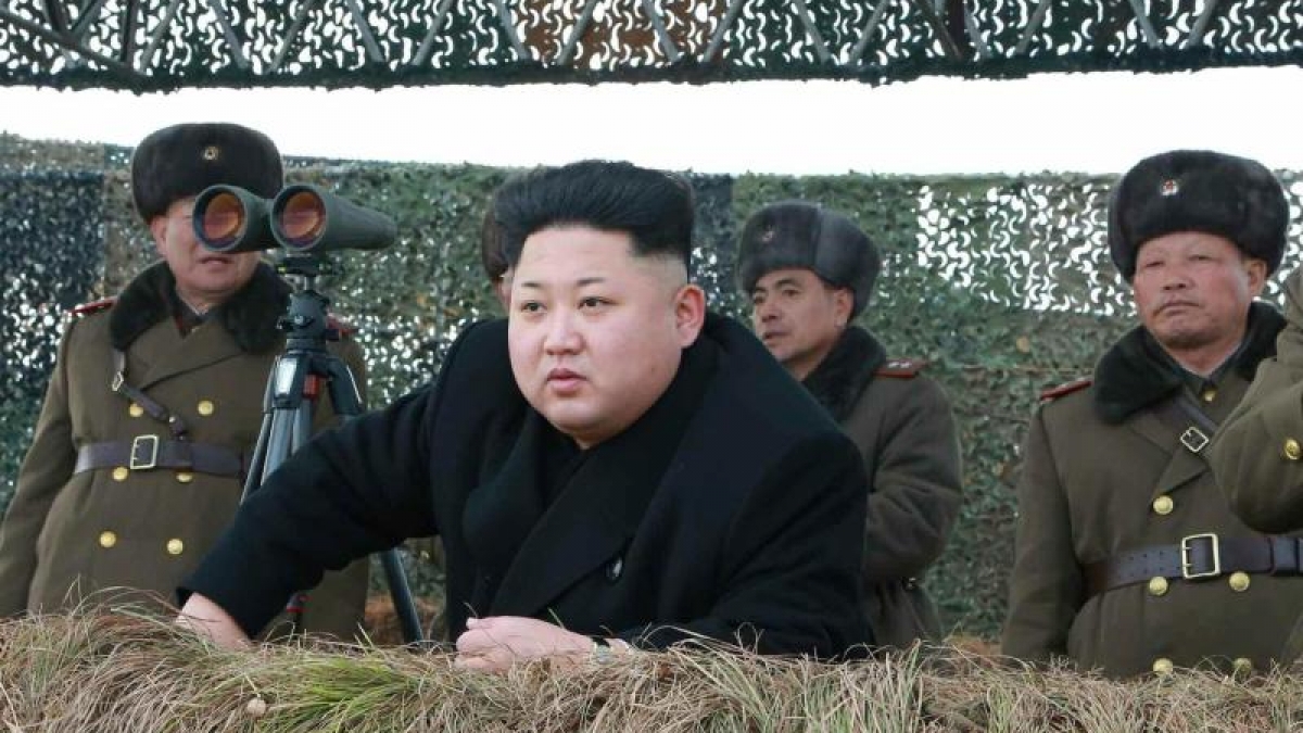 Nordkoreas Machthaber Kim Jong Un im Kreise einiger Milit&auml;roffiziere. (Foto)