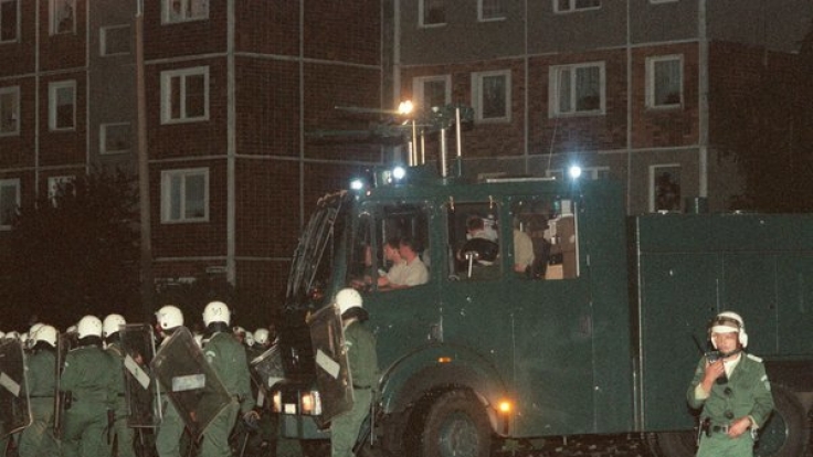Obwohl die Polizei mit schwerem Gerät anrückte, konnte sie der Lage vor Ort nicht Herr werden.
