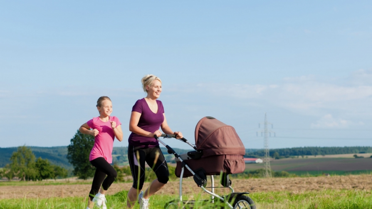 Gemeinsam fit - Der Spaziergang mit dem Kinderwagen l&auml;sst sich jederzeit zum Work-out ummodeln: Einfach Turnschuhe anziehen und das Tempo erh&ouml;hen. So macht das Training auch gr&ouml;&szlig;eren Kindern Spa&szlig;. (Foto)