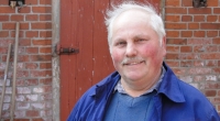 Dieter lebt ganz allein auf seinem Hof im idyllischen Wendland. Seit dem Tod seiner Mutter vor acht Jahren muss er seine Arbeit und sein Leben ohne Unterstützung meistern.