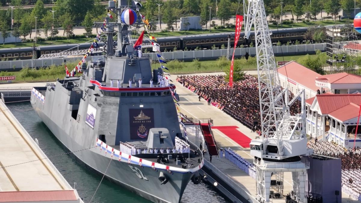 Der nordkoreanische Zerst&ouml;rer namens Kang Kon w&auml;hrend der Stapellaufzeremonie in der Rajin-Werft in Rason. (Foto)