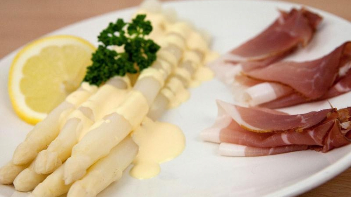 Zum Spargel geh&ouml;rt f&uuml;r viele Menschen eine Sauce Hollandaise einfach dazu - und mit einigen Tricks k&ouml;nnen Hobbyk&ouml;che auch eine geronnene So&szlig;e noch retten (Foto)