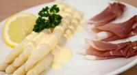 Zum Spargel gehört für viele Menschen eine Sauce Hollandaise einfach dazu - und mit einigen Tricks können Hobbyköche auch eine geronnene Soße noch retten