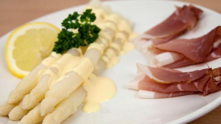 Zum Spargel gehört für viele Menschen eine Sauce Hollandaise einfach dazu - und mit einigen Tricks können Hobbyköche auch eine geronnene Soße noch retten