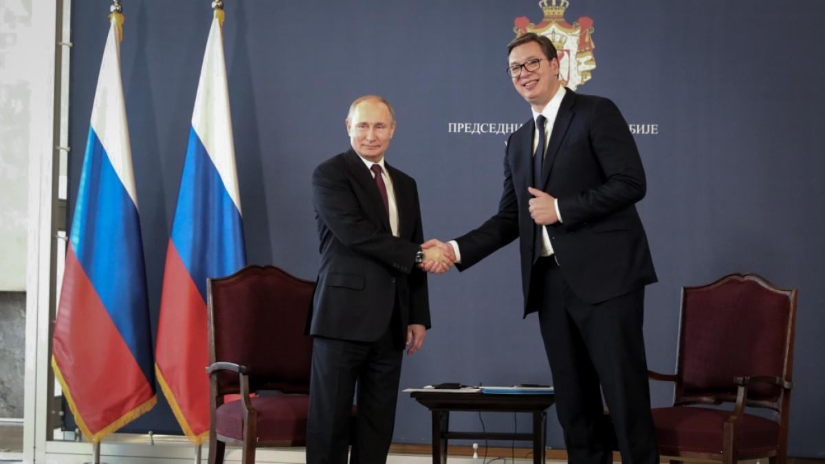 Serbien-Pr&auml;sident Aleksandar Vucic (r.) pflegt eine freundschaftliche Beziehung zu Kreml-Chef Wladimir Putin (l.). &Uuml;ber Drittstaaten liefert er dennoch Waffen an die Ukraine. (Foto)