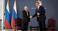 Serbien-Präsident Aleksandar Vucic (r.) pflegt eine freundschaftliche Beziehung zu Kreml-Chef Wladimir Putin (l.). Über Drittstaaten liefert er dennoch Waffen an die Ukraine.