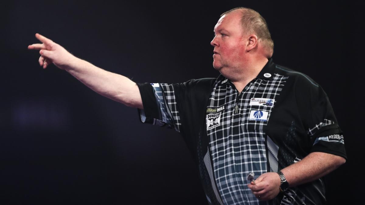 So sehen Sieger aus: John "Hendo" Henderson hat den Platz von Robert Thornton als neuer Darts-Senior-Weltmeister 2024 eingenommen. (Foto)