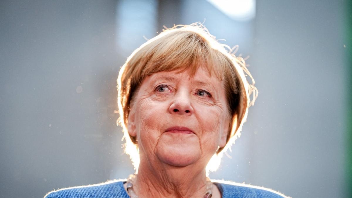Zitteranf&auml;lle, Merz-Kritik und Frauen-Wunsch: Angela Merkel packt bei Kerner aus. (Foto)