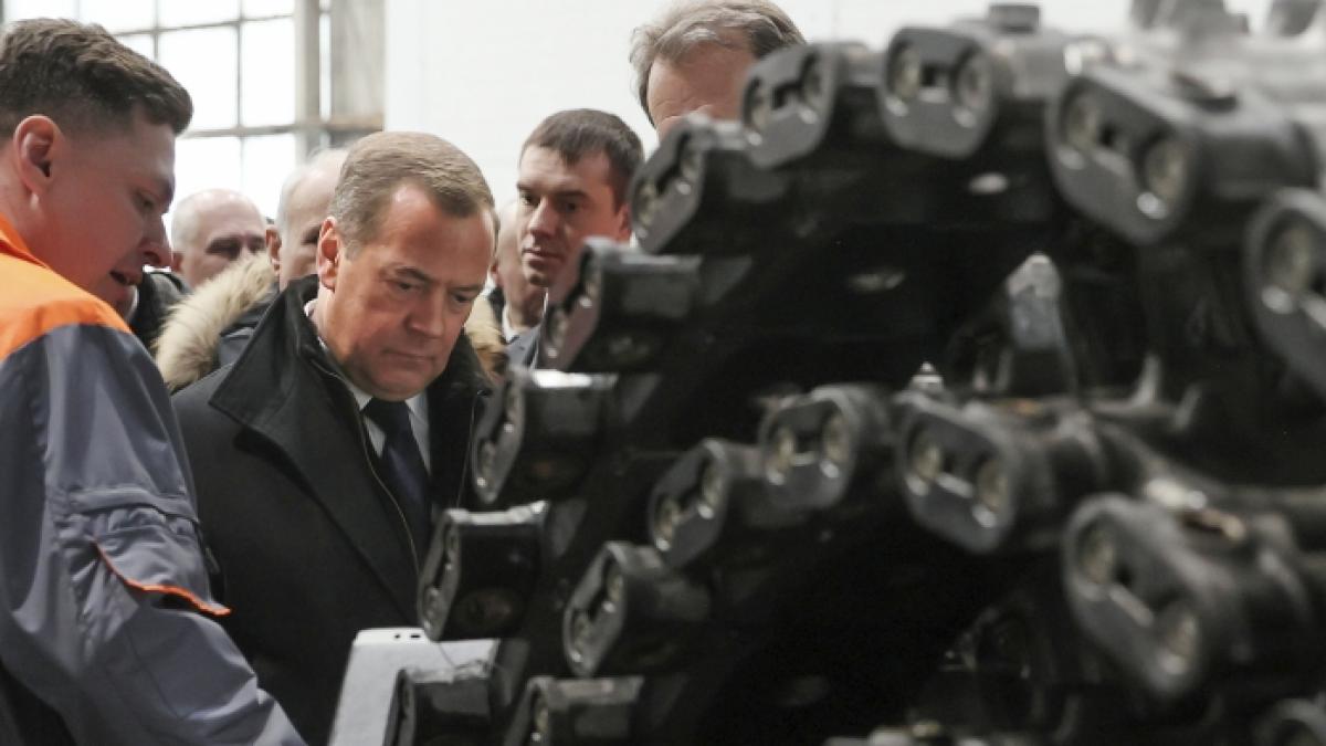 Dmitri Medwedew (Mitte) warnt vor einer nuklearen Apokalypse. (Foto)