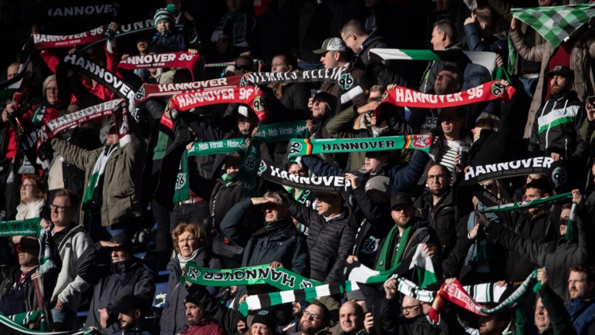 Von der Trib&uuml;ne aus unterst&uuml;tzen die Fans von Hannover 96 ihre Mannschaft. (Symbolbild) (Foto)