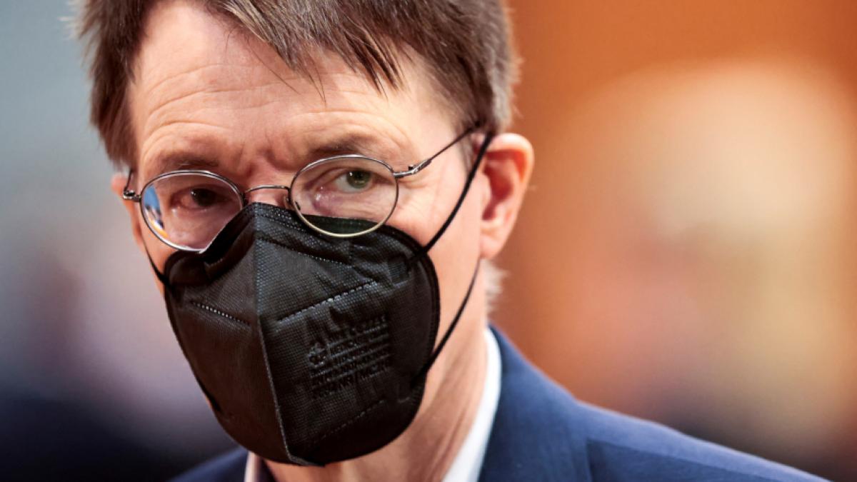 Karl Lauterbach muss als 007 herhalten. (Foto)