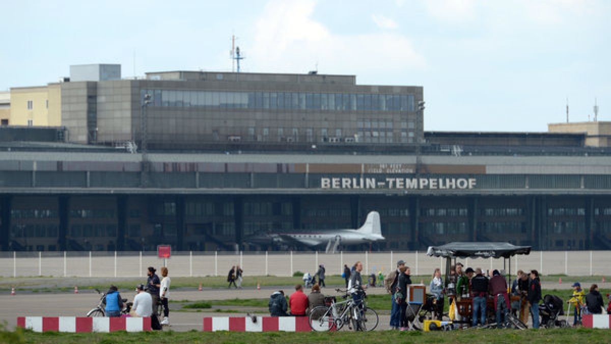 Hitlers Größenwahn spiegelt sich auch im Flughafen Berlin-Tempelhof wieder. Für seine Welthauptstadt Germania musste ein entsprechender Flugplatz her. (Foto)