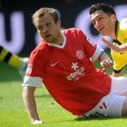 Bo Svensson (l) und Dortmunds Nuri Sahin im Zweikampf um den Ball.