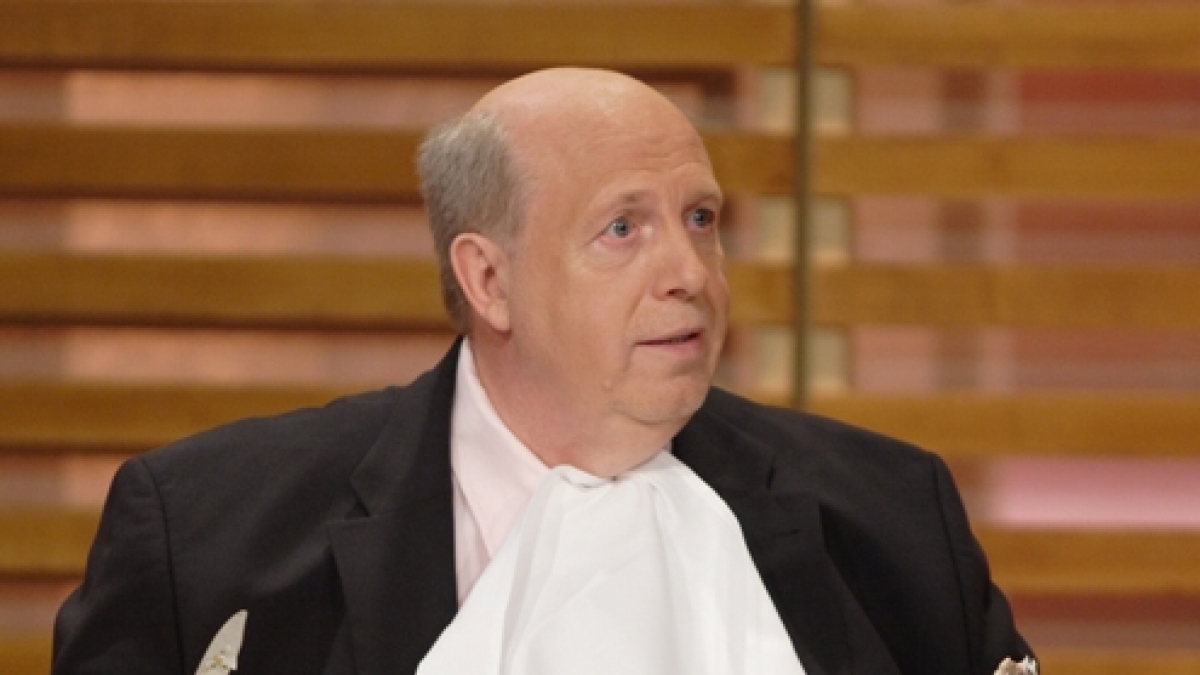 Ex-Fu&szlig;ballmanager Reiner Calmund nimmt gerade &ouml;ffentlich ab. (Foto)