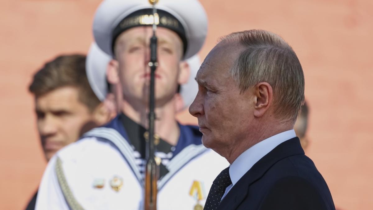 Wladimir Putin muss seinen einzigen Flugzeugtr&auml;ger "Admiral Kusnezow" verkaufen oder verschrotten lassen. (Foto)