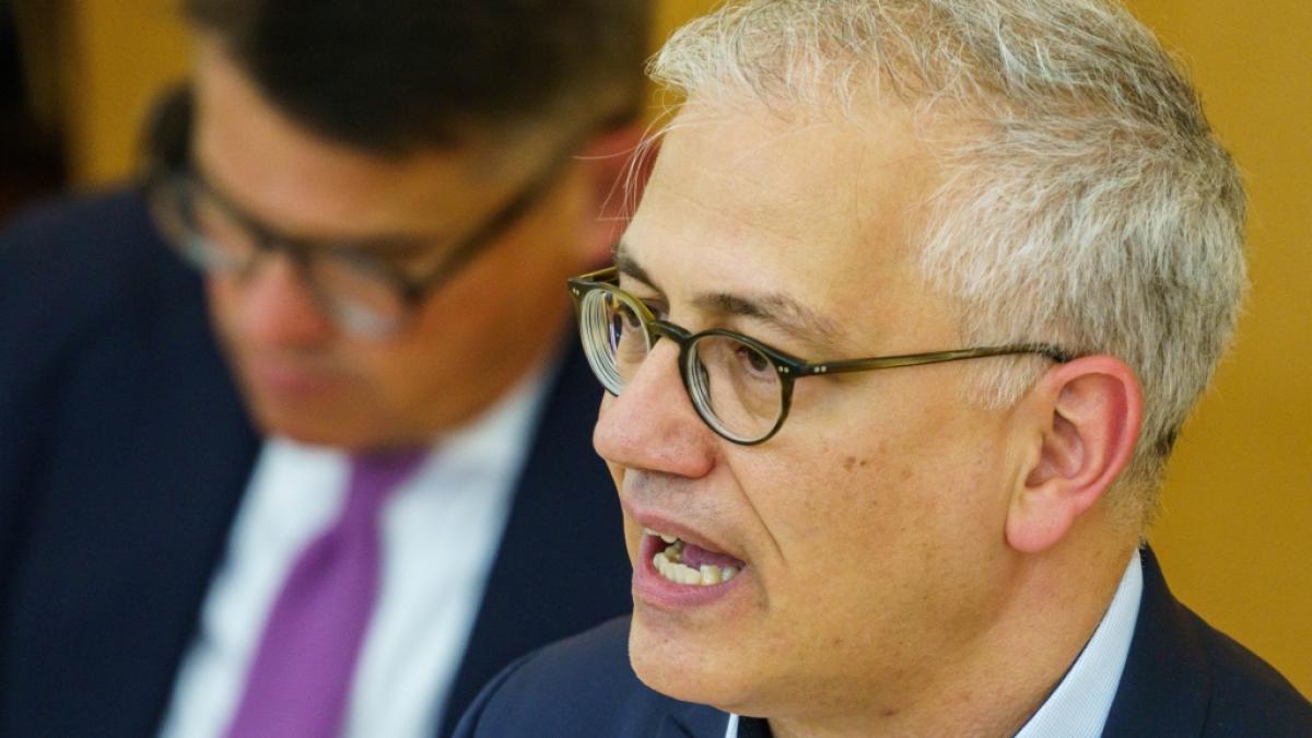 Der hessische Wirtschaftsminister Tarek Al-Wazir (Gr&uuml;ne) wurde wegen seinem Faschinskost&uuml;m mit Rassimusvorw&uuml;rfen konfrontiert. (Foto)