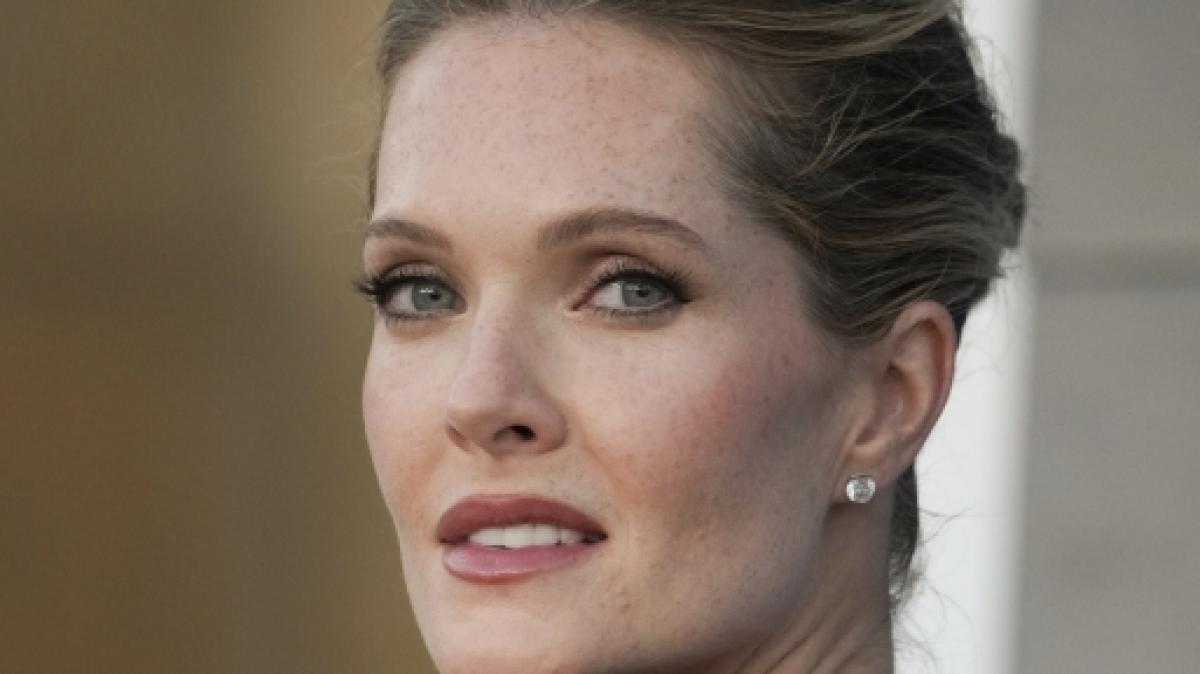Schauspielerin Meghann Fahy sah bei der Premiere von "The Perfect Couple" im Egyptian Theatre in Los Angeles einfach blendend aus. (Foto)