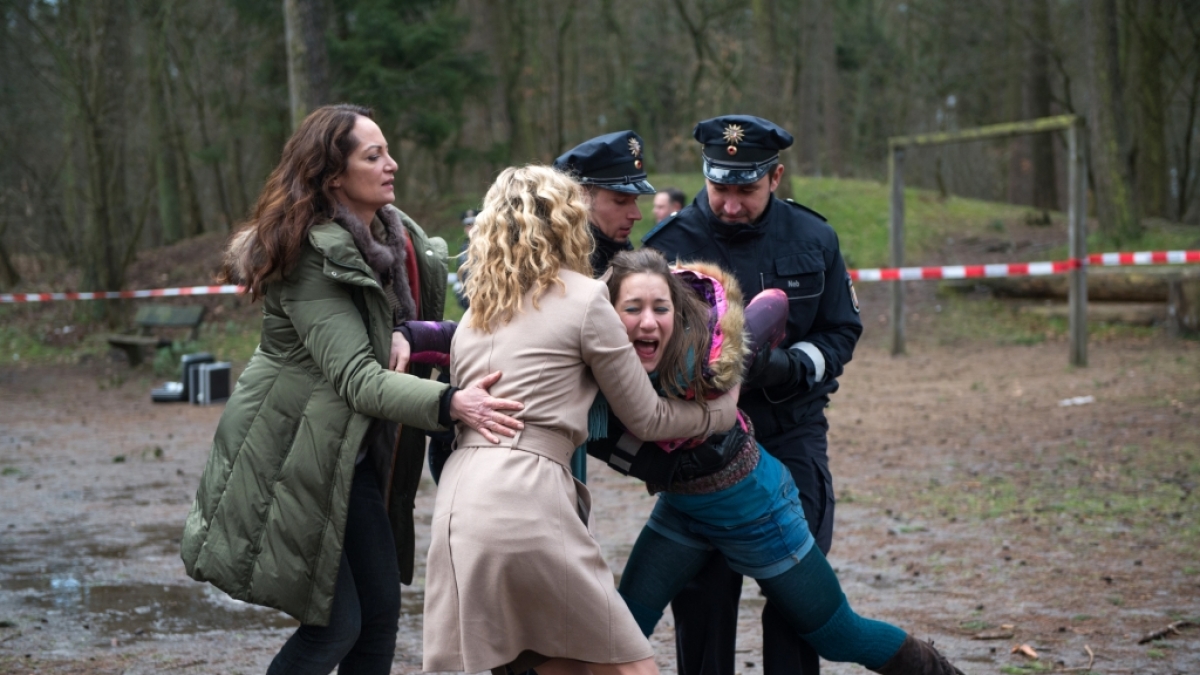 Jana (Natalia W&ouml;rner) und Britta (Brigitte Zeh) versuchen die schreiende Stefanie (Marie Leuenberger) am Tatort zu beruhigen. (Foto)