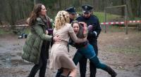Jana (Natalia Wörner) und Britta (Brigitte Zeh) versuchen die schreiende Stefanie (Marie Leuenberger) am Tatort zu beruhigen.