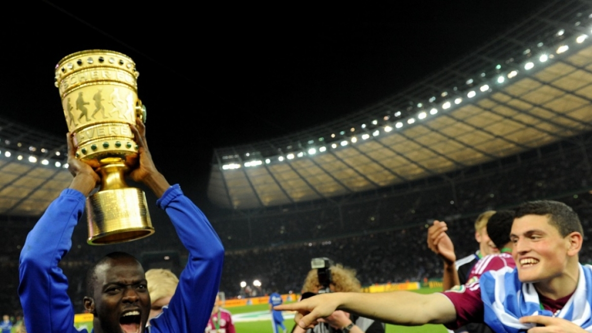 Schalkes Hans Sarpei jubelt 2011 mit dem DFB-Pokal. (Foto)